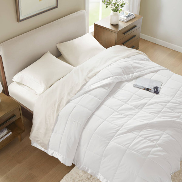 Lightweight Down Alternative Blanket with Satin Trim White Full/Queen